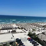 Crazy Beach Apartment