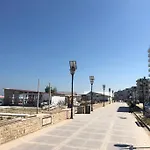 Waves Residence Apartment - Beachfront -30M From The Beach
