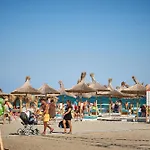 7 Waves Studio-Spa N Pools Beach Resort