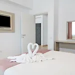 Apartament Pe Plaja Cu Vedere Laterala La Mare