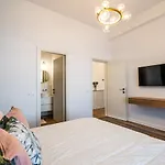 Lunaz Apartment