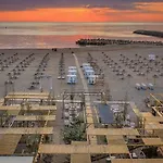 Prime Location, Sea View Flat Near The Beach
