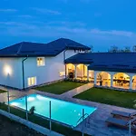 Pool House Mamaia