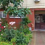 Navodari Ap Cu 3 Cam Decomandat La Parter Cu 2 Intrari Separate