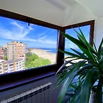 Sunny, Modern Apt By The Beach!