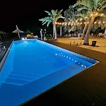 Andrew-Endless Summer Mamaia Nord Apartaments