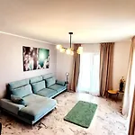 Luxury Promenada Apartment - Frontal Beachfront Mamaia Nord