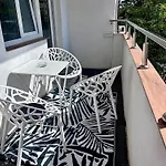 Flh - Liberty Home With Balcony & Free Parking