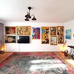 Live In An Art Gallery - Central Location