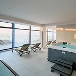 Prime 11 - Infinity Pool & Spa Resort