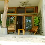 Beautiful Studio Suite With Pool - Short Walk To Beach