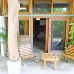 Beautiful Studio Suite With Pool - Short Walk To Beach