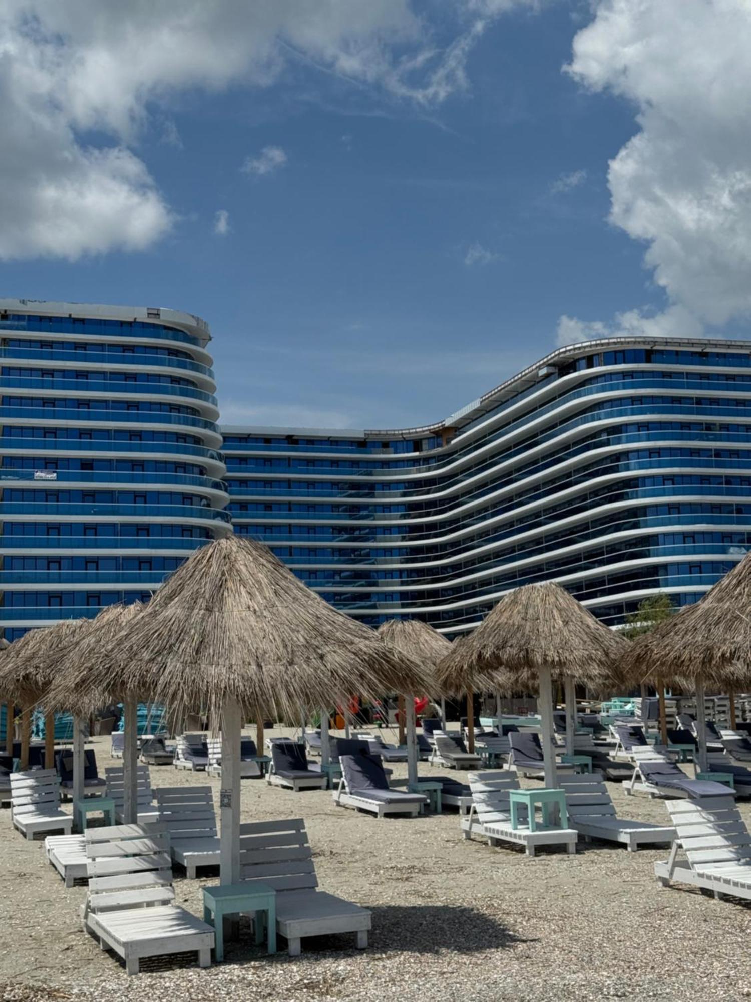 Apartment White Titanic Mamaia