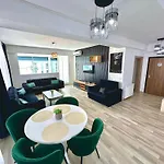 Summerland-Mamaia Beautiful Penthouse